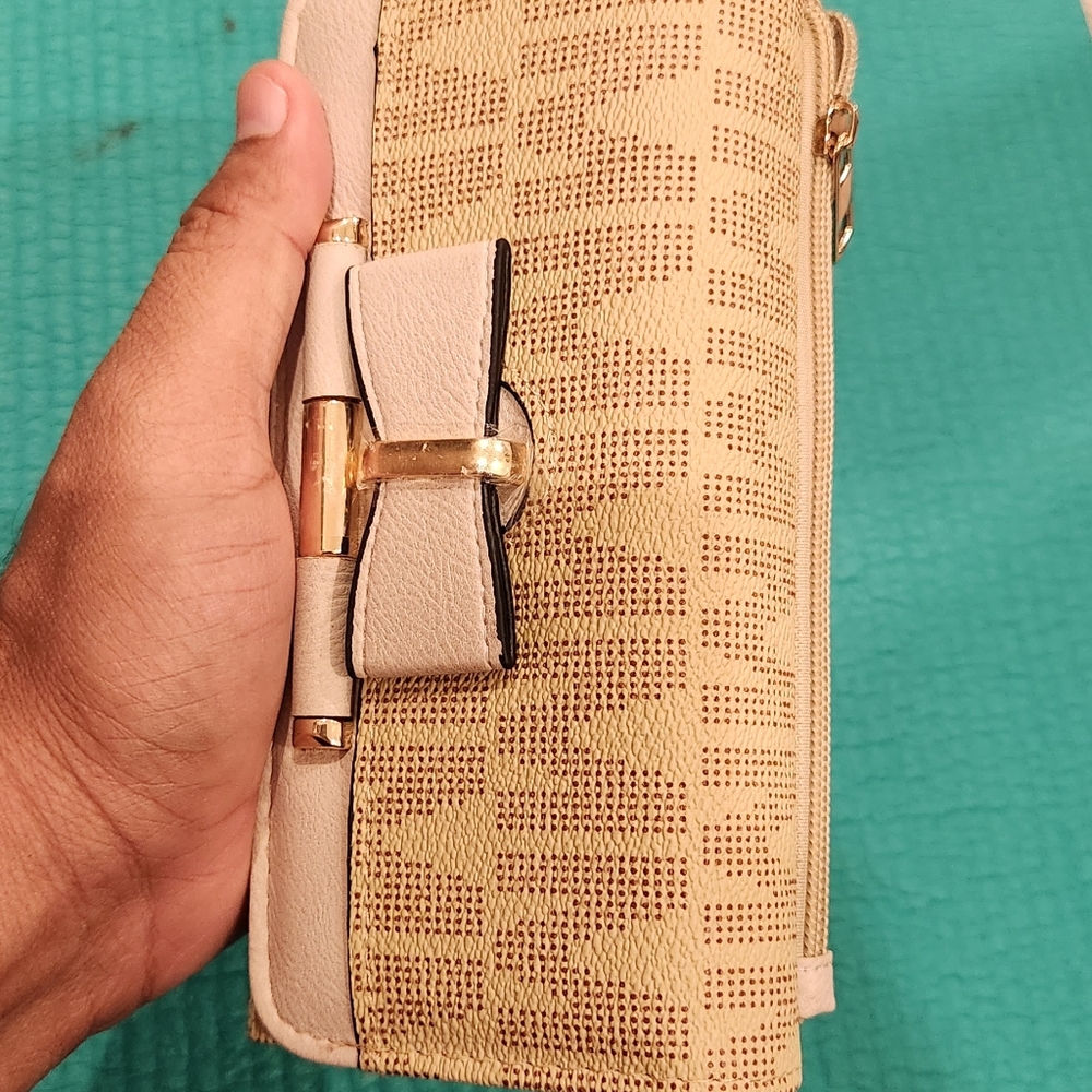 Wrist wallet for women